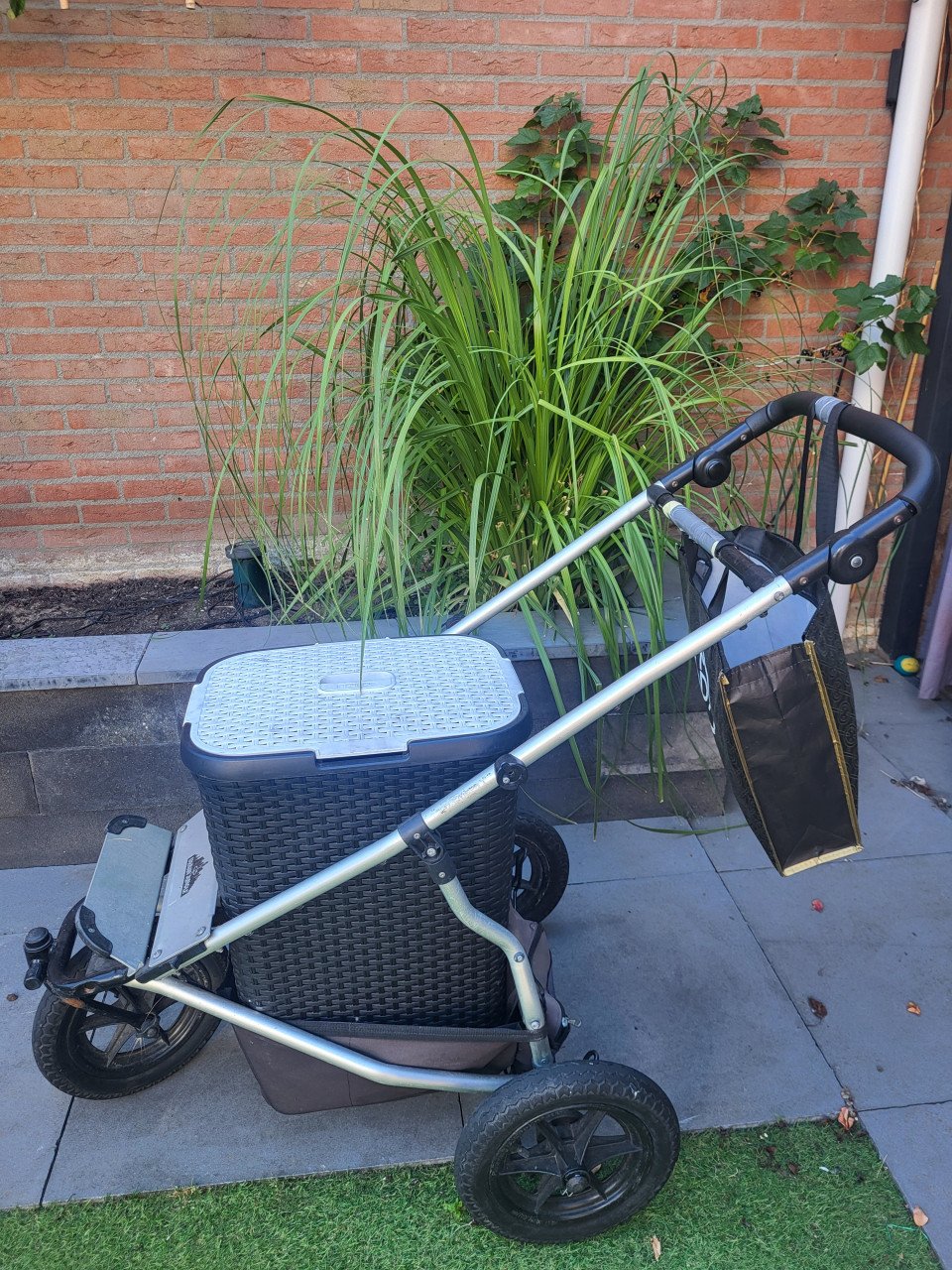 Kinderwagen met wasmand voor bezorgen kranten/folders te koop