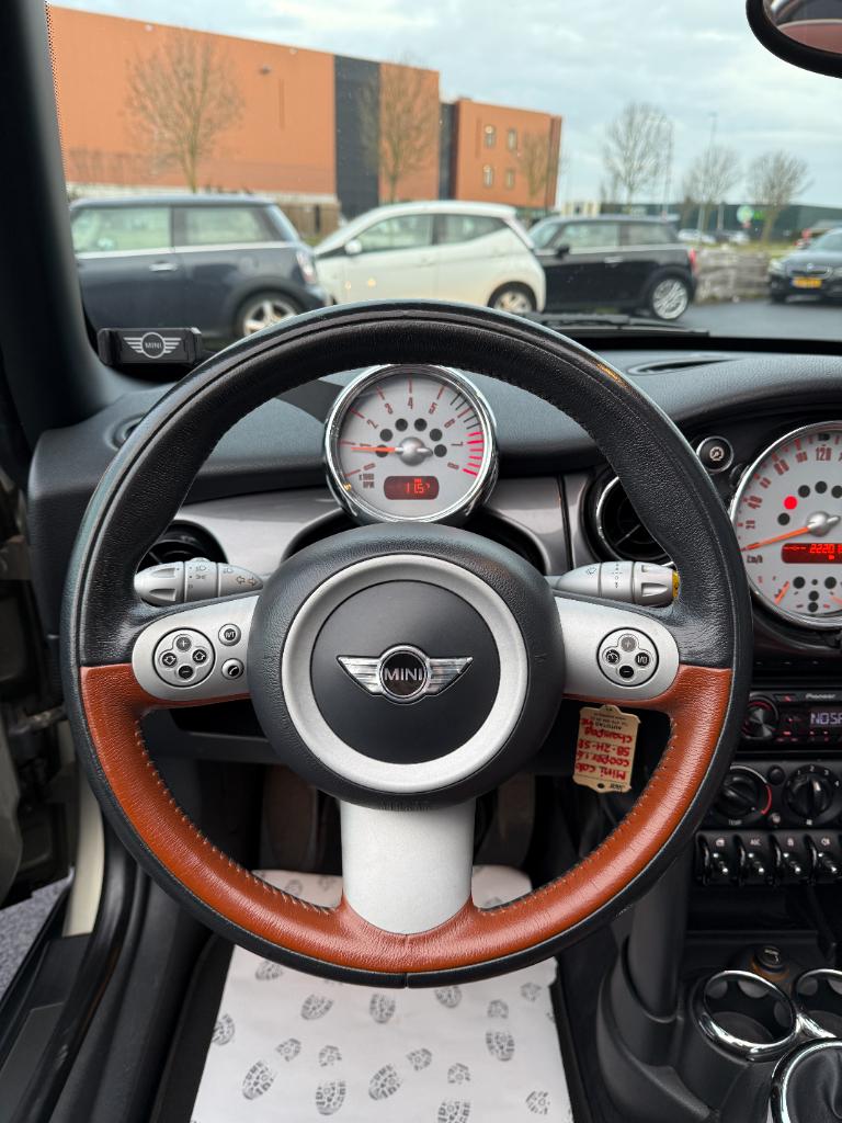 Mini Cooper Cabrio 1.6 - sidewalk
