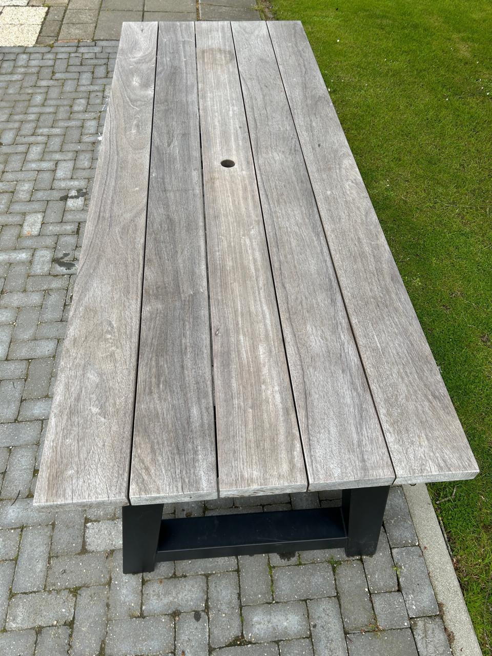 Padoek hardhouten tuintafel met stalen onderstel