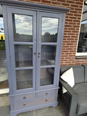 Blauw/grijze vitrine kast
