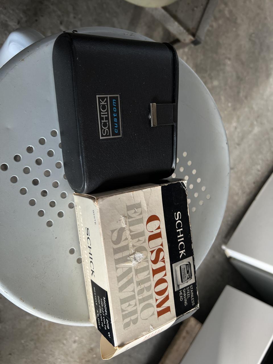 Vintage Schick elektrisch scheerapparaat model 209 complete set.