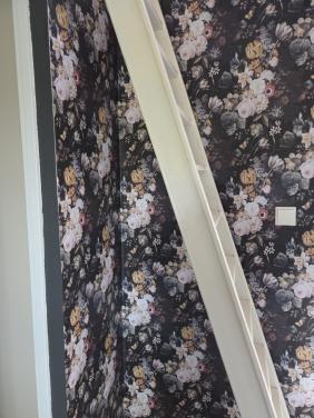 Behang zwart met bloemen