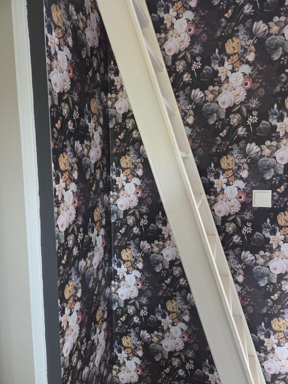 Behang zwart met bloemen
