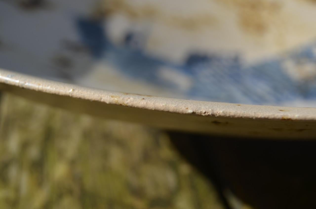 Fraaie grote aardewerk schotel, gesigneerd, gedateerd (1)