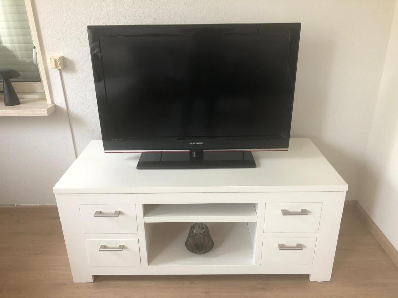 Leuk tv meubel van teakhout!