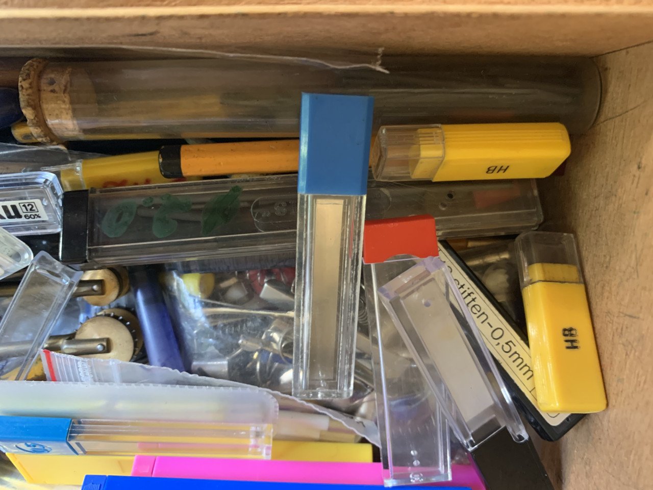 Te koop 2 sigarendoosjes met diverse inhoud