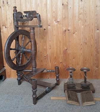 Compleet Spinpakket: Authentiek Spinnewiel, 2 Spoelwinders & Handkaarden