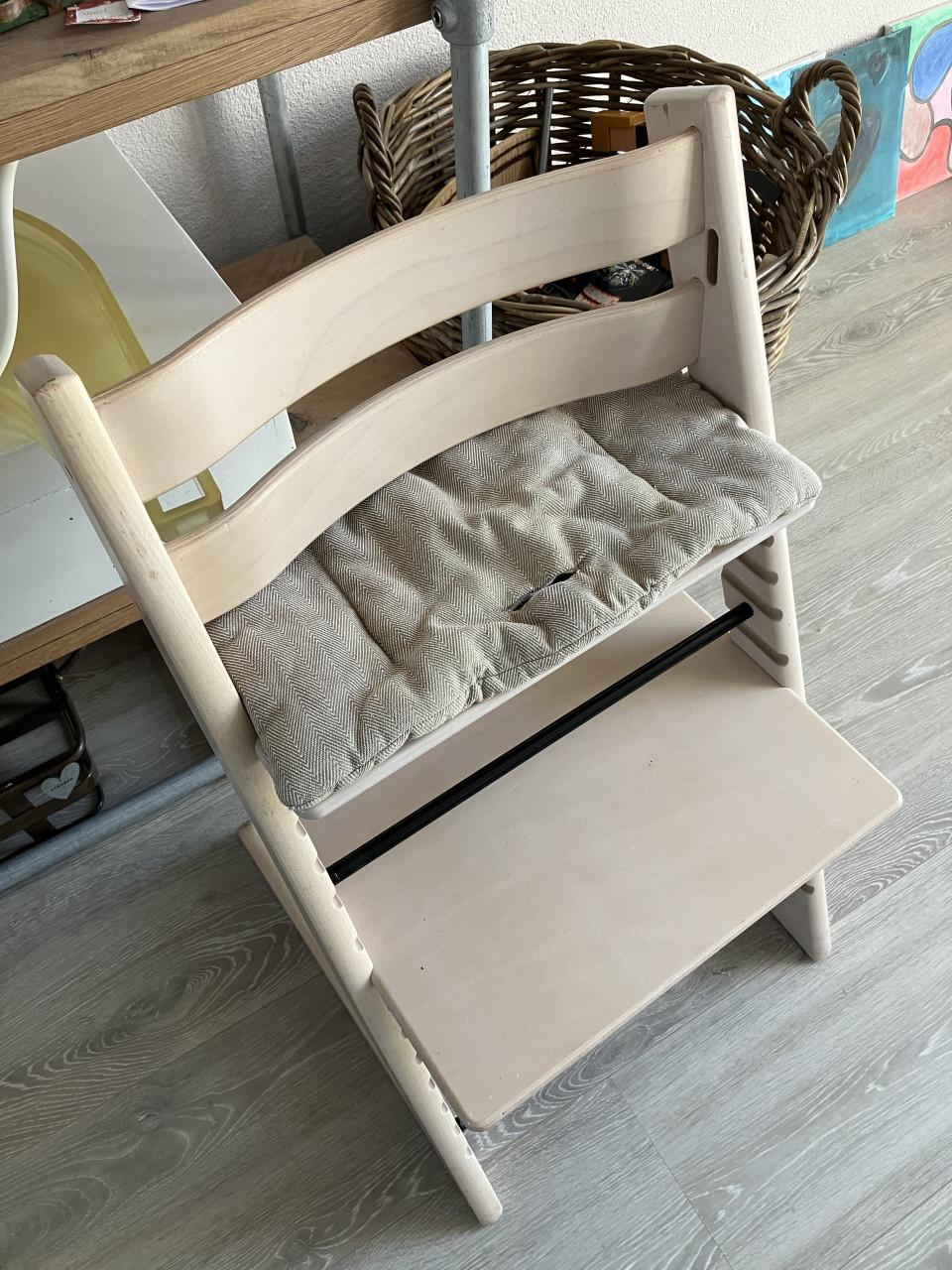 Stokke Tripp Trapp stoel met verkleiner en tafelblad en zit kussentje