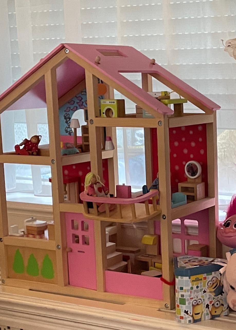 Te koop: luxe poppenhuis – volledig ingericht