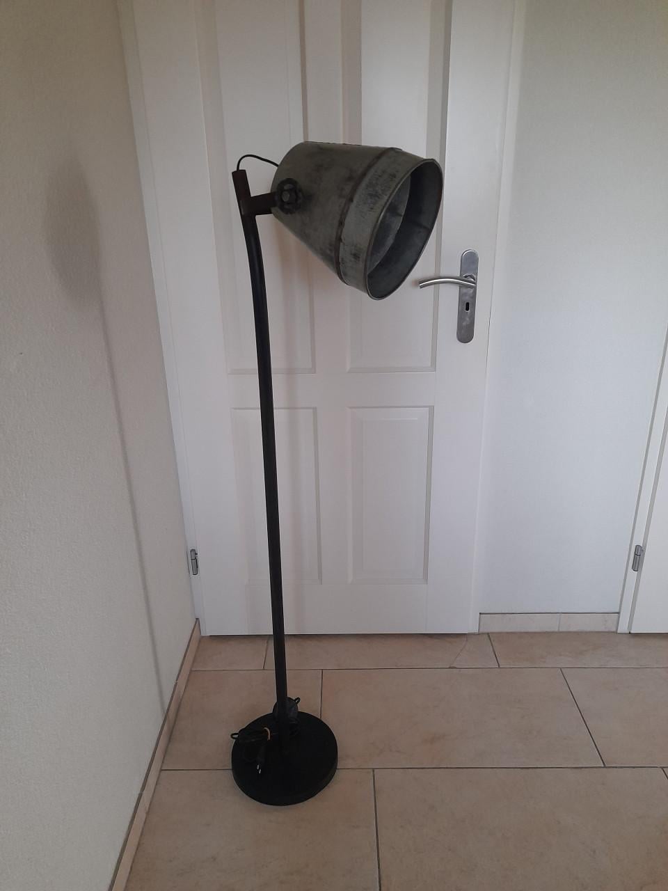 Leuke metalen vloerlamp (in goede staat )  Industriele look!