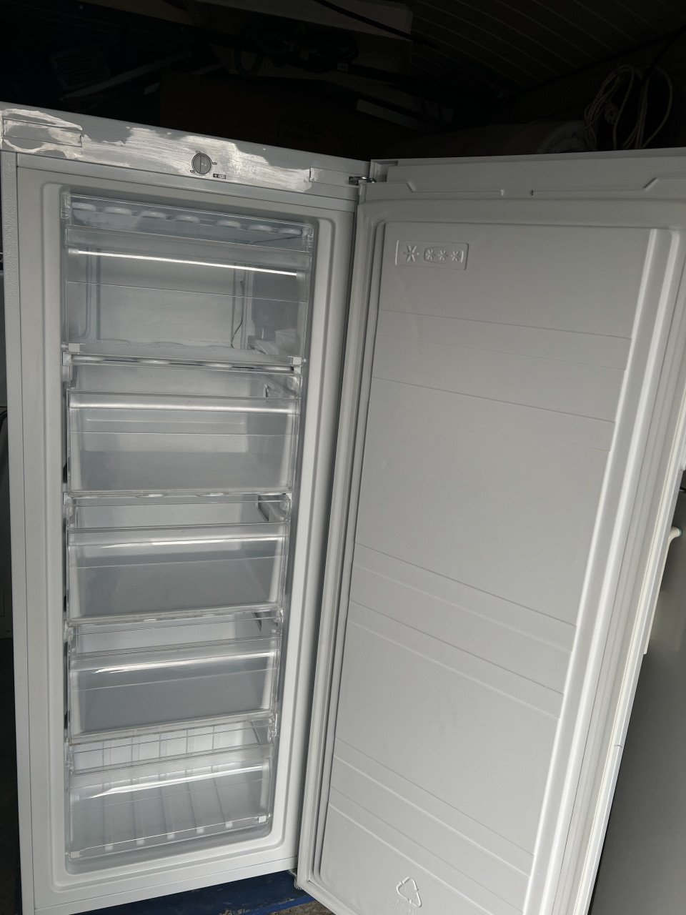 Als nieuwe Vrieskast 144x55 cm. 170 liter energieklasse A+++ vriezer