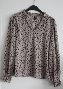 Shirt beige met zwarte bloemen  maat s