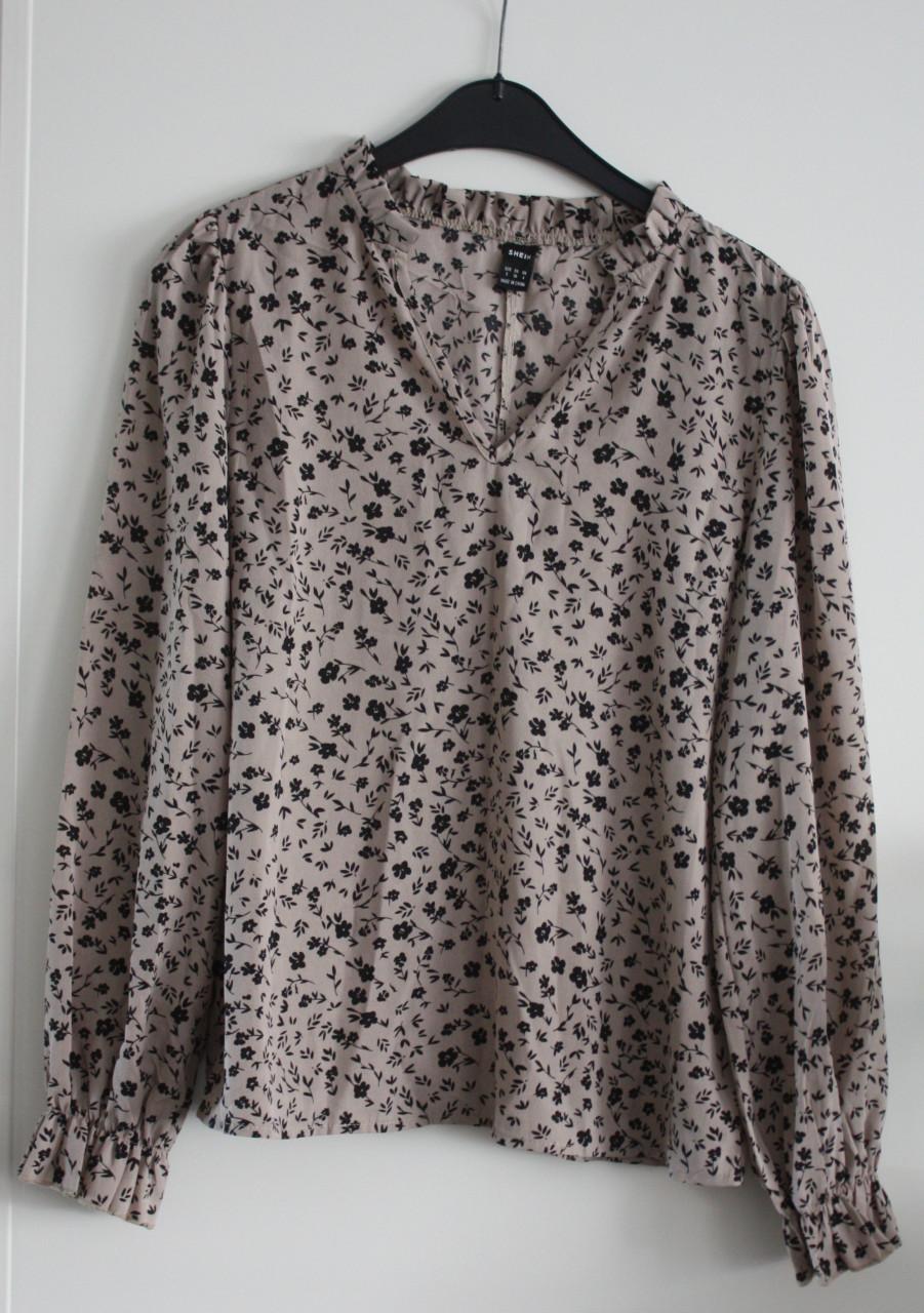 Shirt beige met zwarte bloemen  maat s