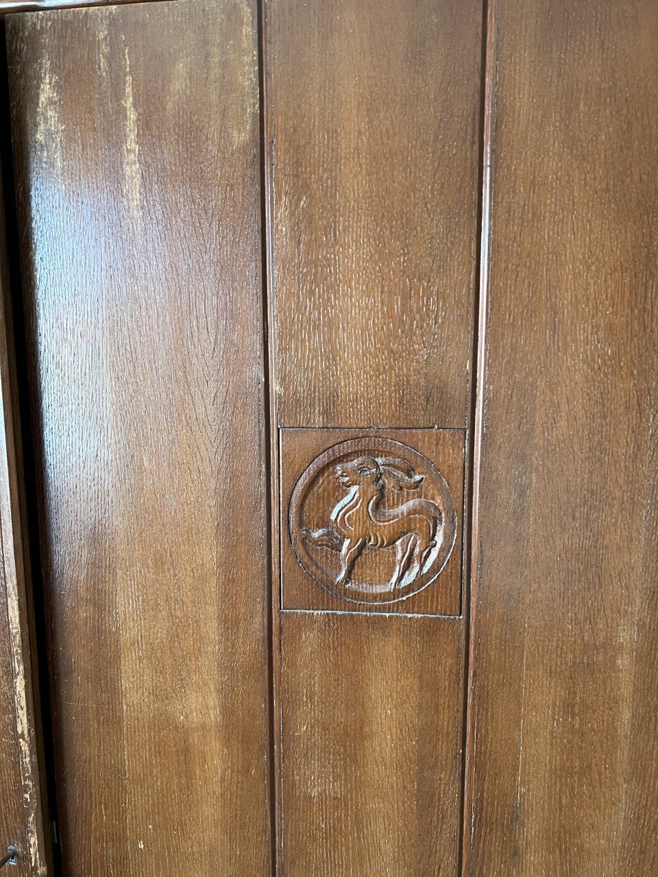 Houten kledingkast