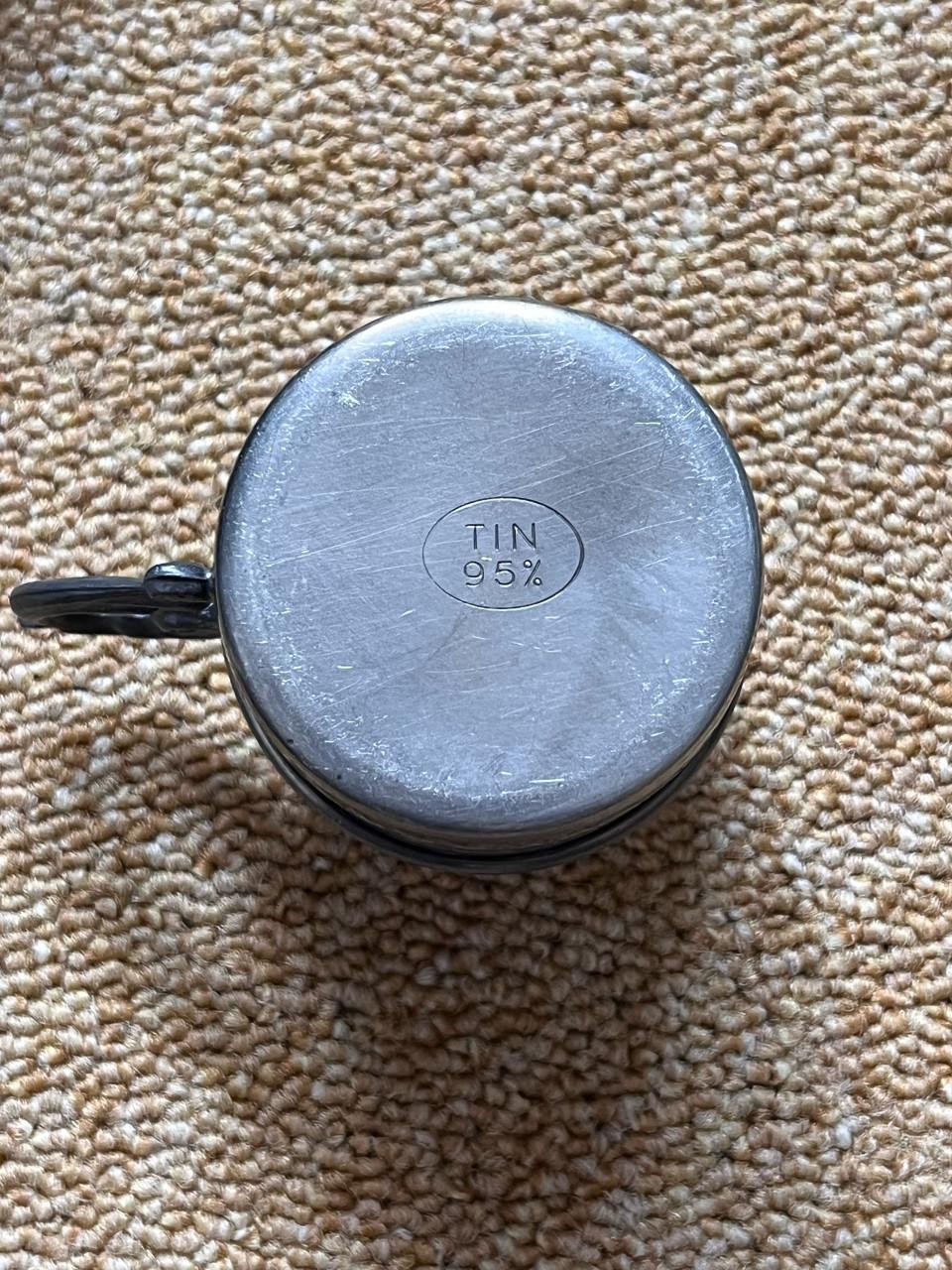 Porseleinen espresso/koffiekopjes met tinnen houders en schotels