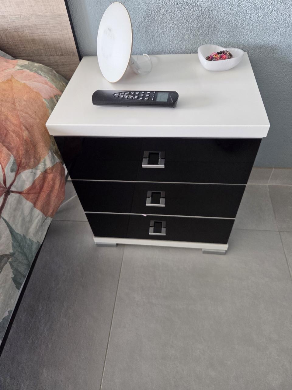 Set van twee nachtkastjes als nieuw.