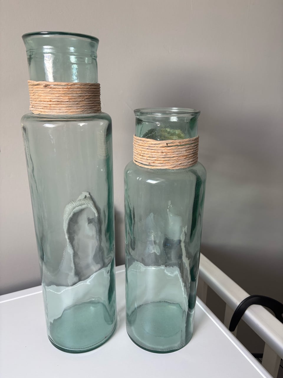 Set van 2 stijlvolle glazen vazen.