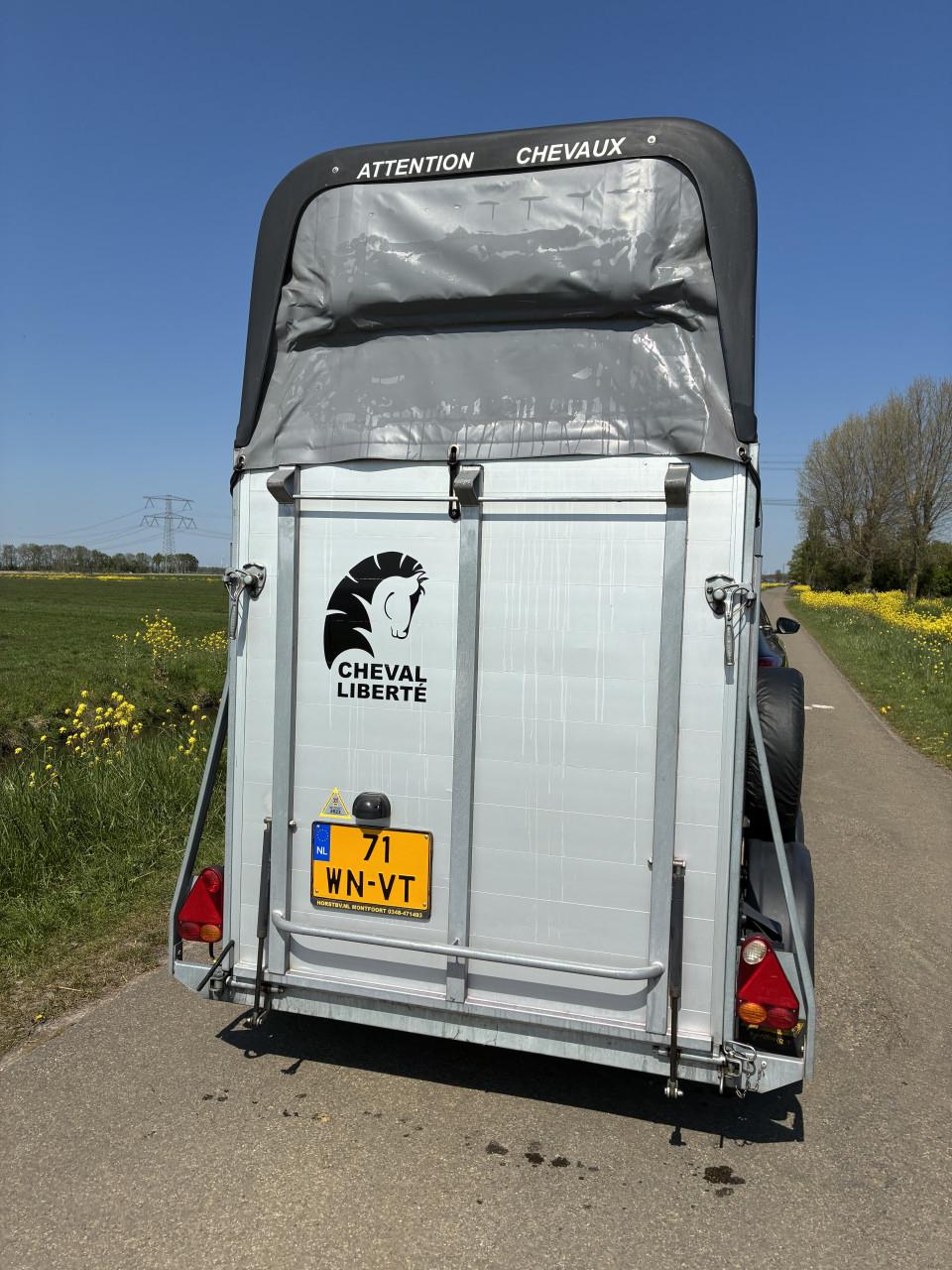 Volledig aluminium Cheval Liberte Gold One met zadelkamer en klep/deur