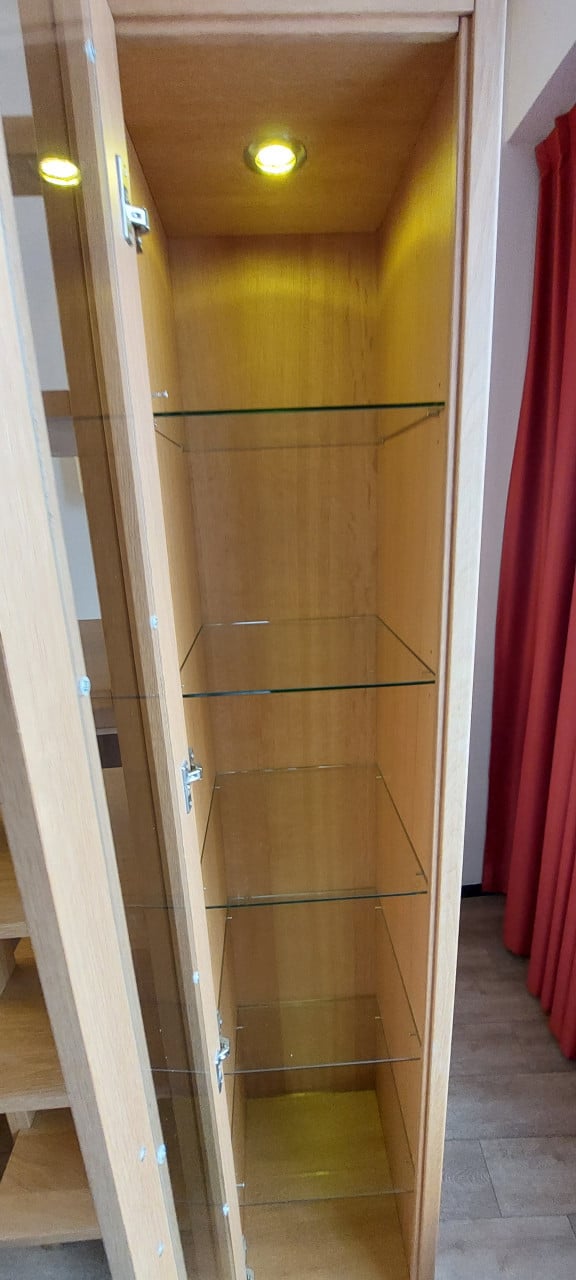 Vitrinekast met glazen boordjes