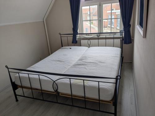 Bed compleet 2x elc lattenbodems, x2 harde matrassen