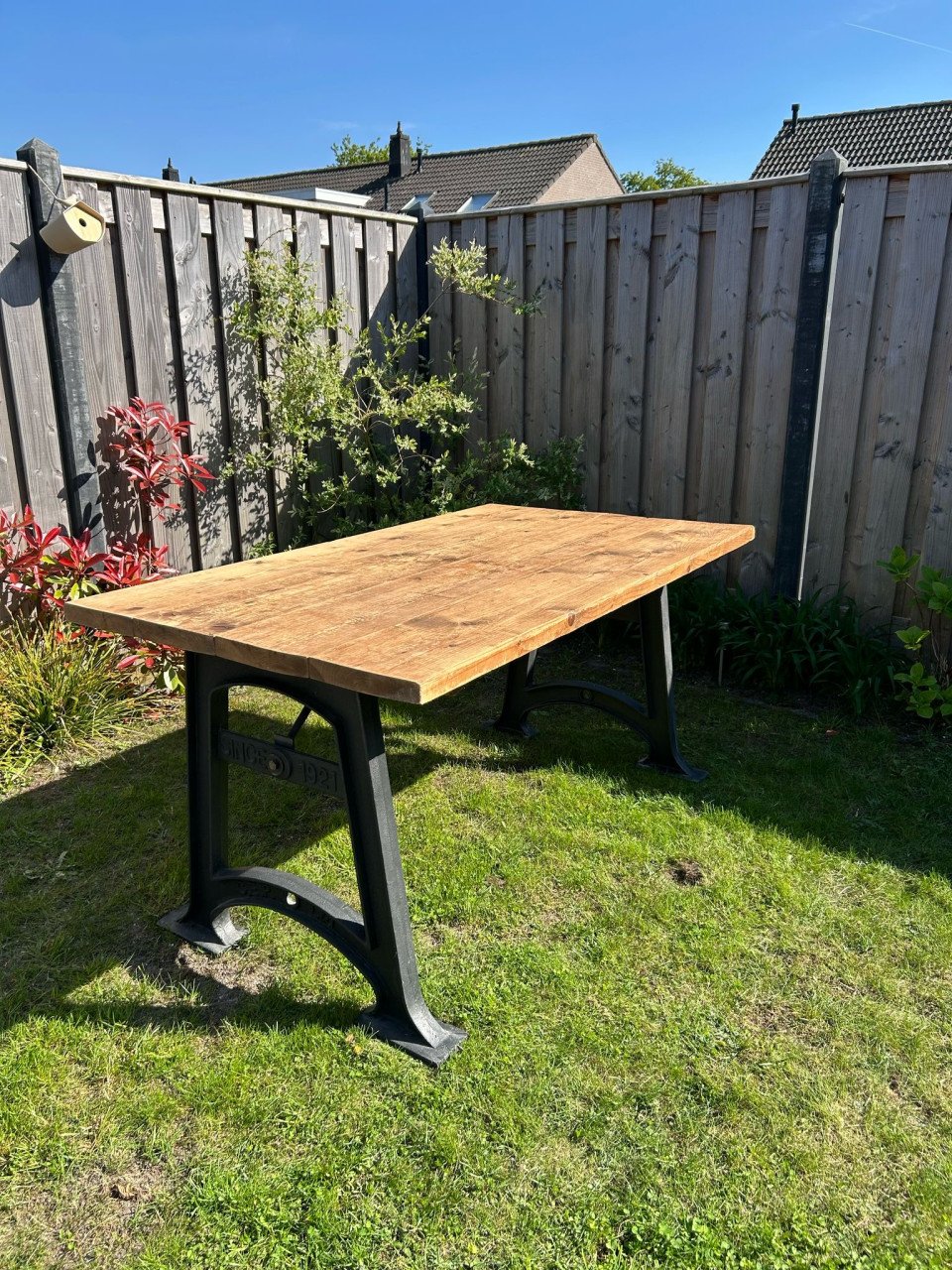 Robuuste houten eettafel