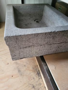 Oude hardstenen pompbak/wasbak