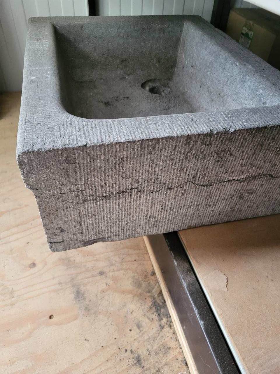 Oude hardstenen pompbak/wasbak