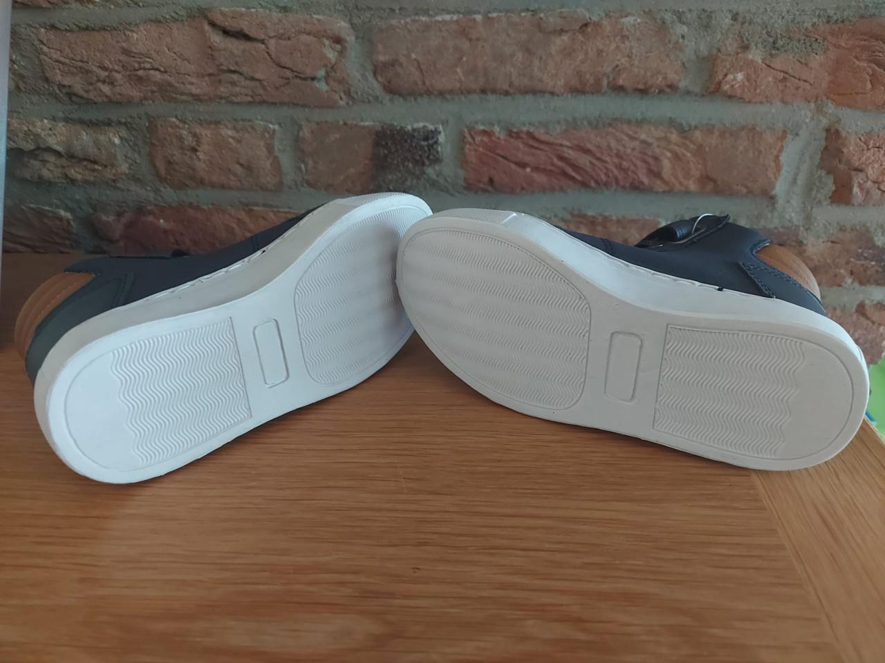 Splinternieuwe sneakers (met kaartje eraan) - maat 27