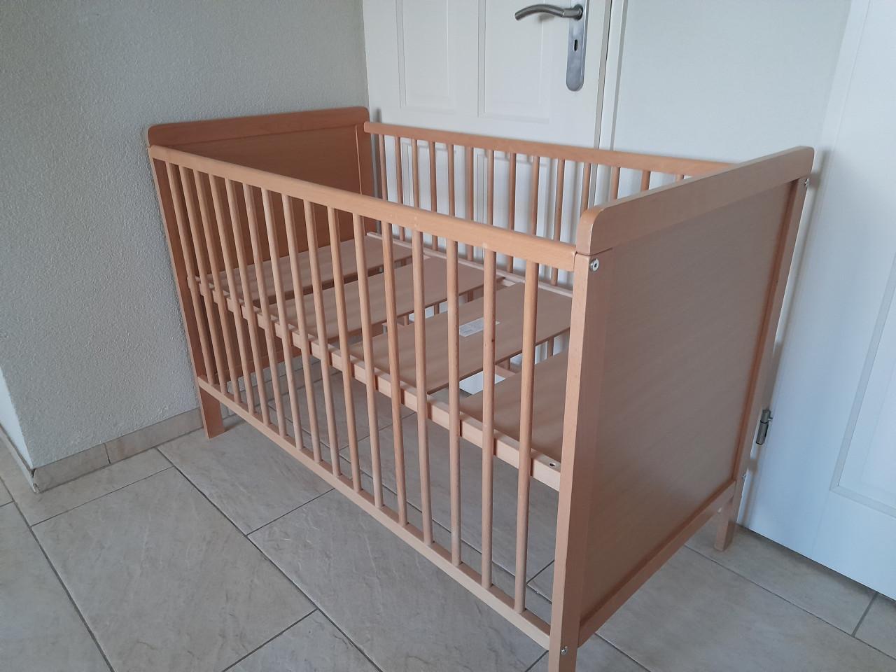 Houten ledikantje (in goede nette staat )