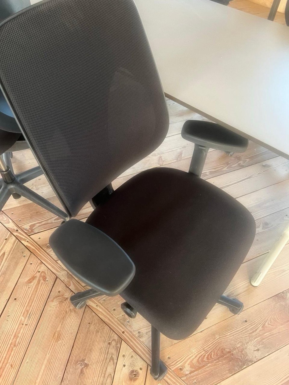 Partij bureaustoelen (Giroflex) en bureaus (Ahrend)