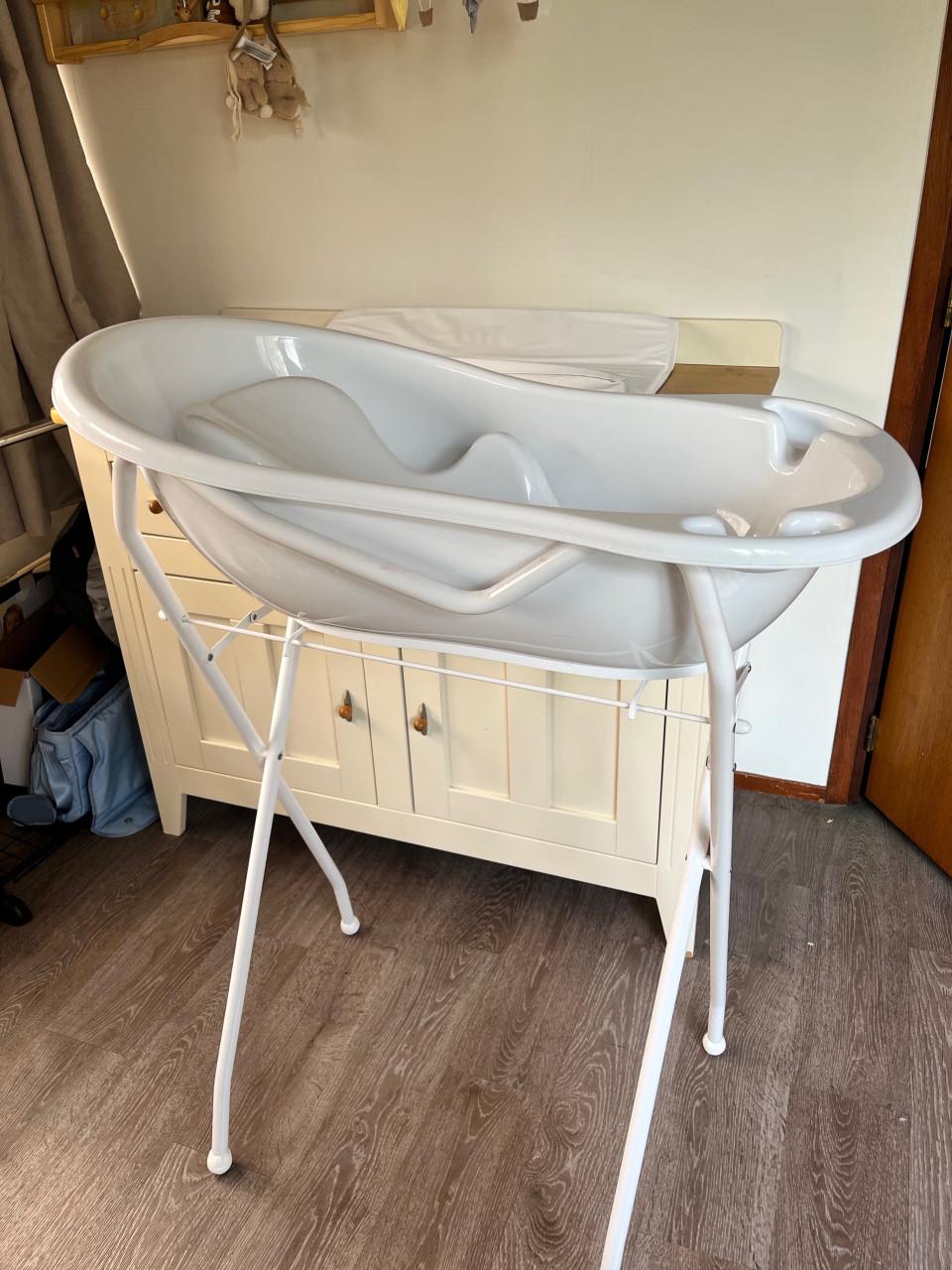 Baby badje op standaard met aankleedkussen