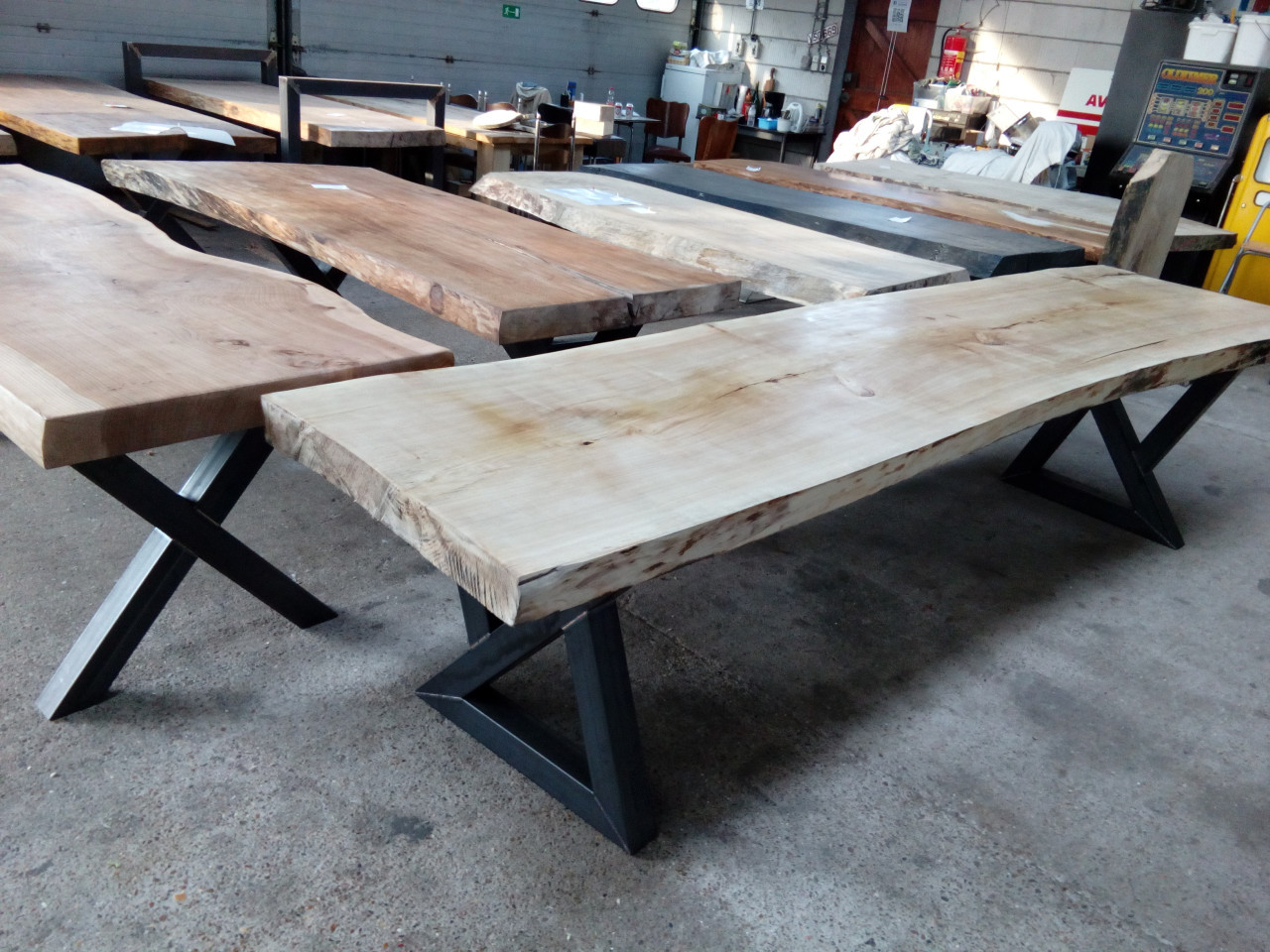 Boomstam tafels planken wandplanken decoratie bartafel salontafel