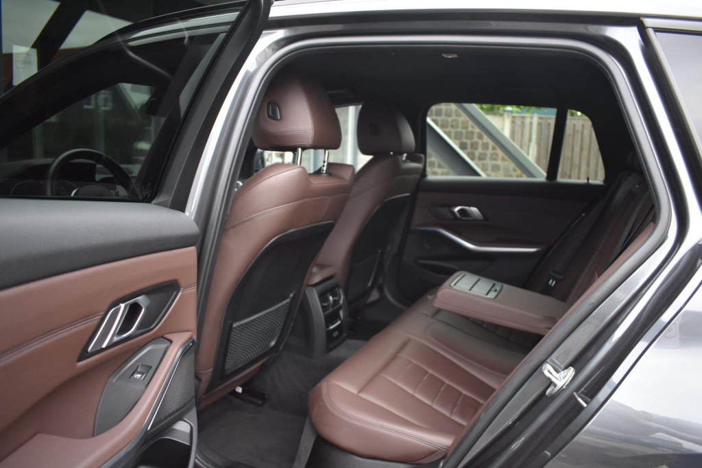 BMW 3-serie touring 320e m-sport | shadow-line | el. wegkl. trekhaak | head