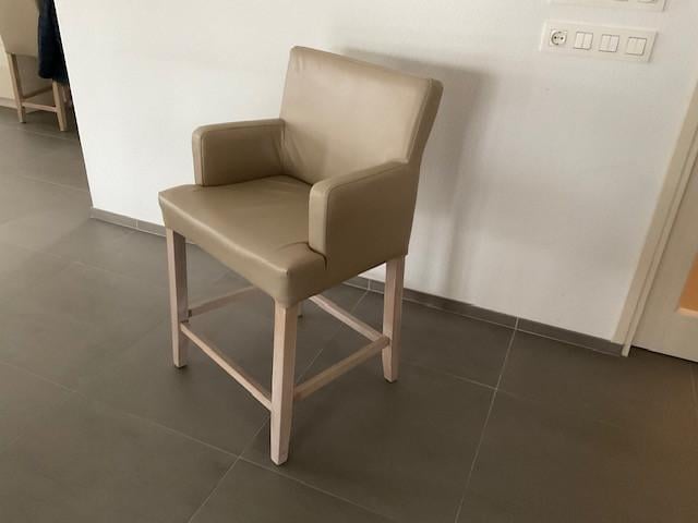 Bar(eet)tafel incl.4 stuks bijbehorende barkrukken