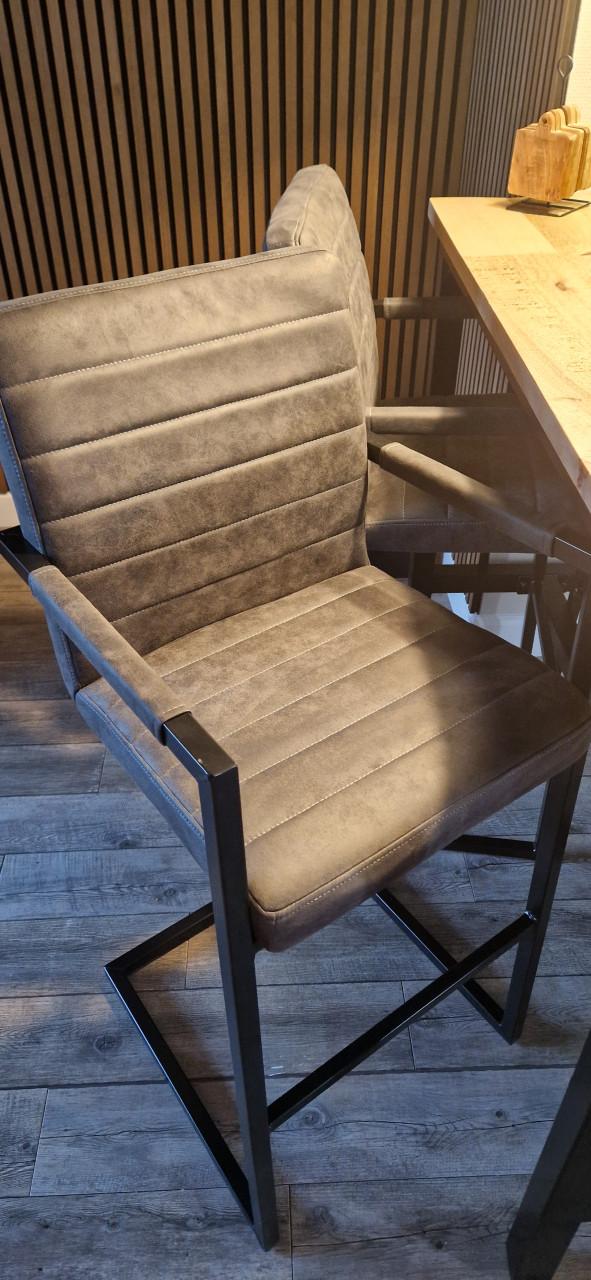Bartafel met stoelen