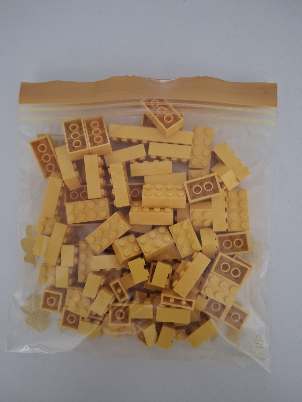 Zakje gesorteerde gele legoblokjes