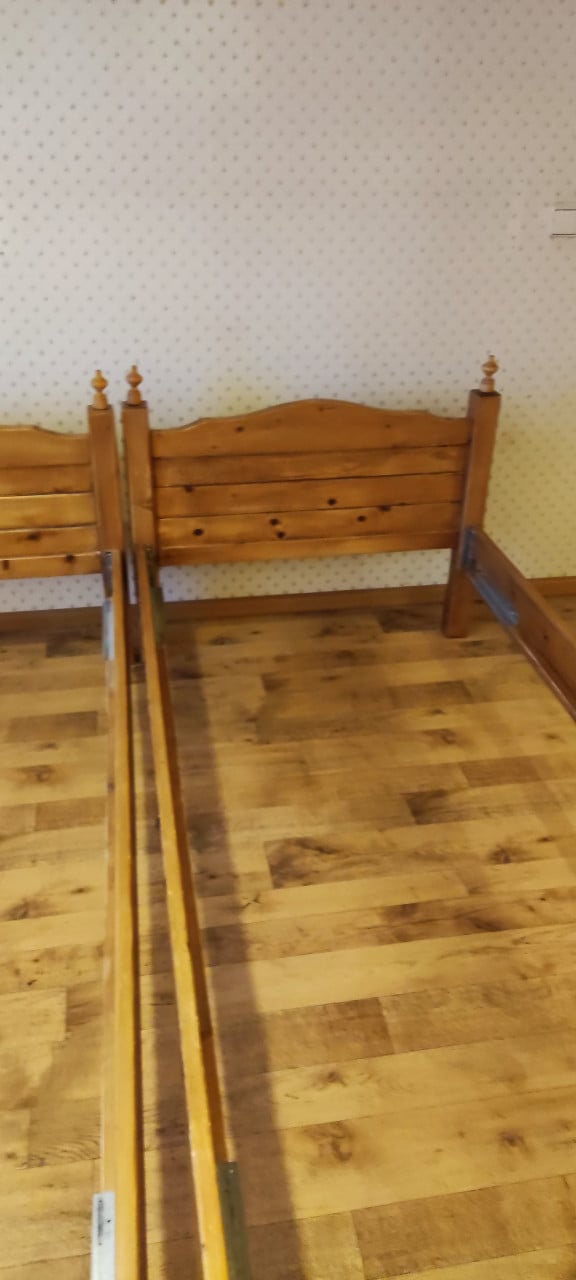 2x grenen bed ombouw 90 x 200 (zonder bedbodem of matras)