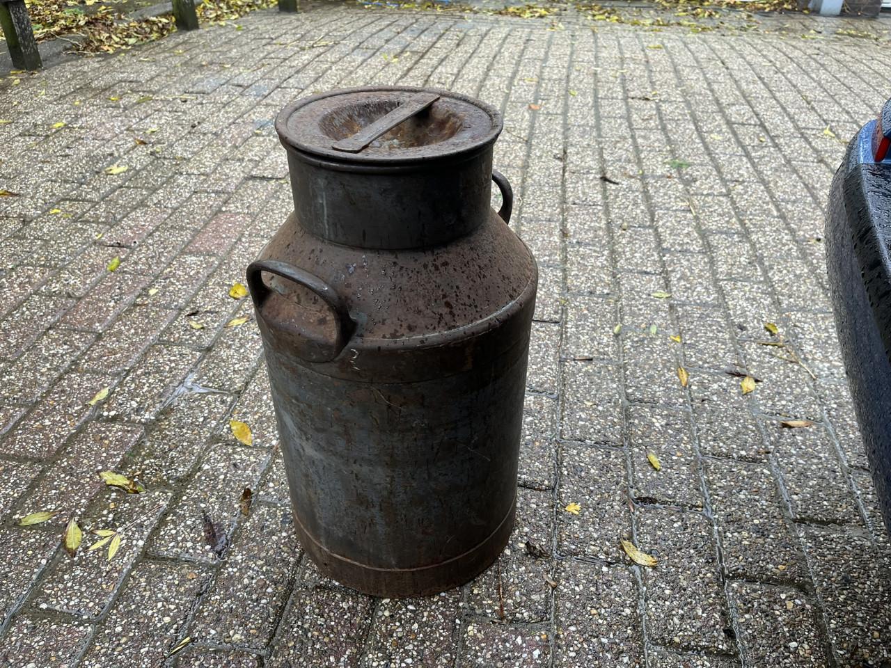 3 Melkbussen, metaal