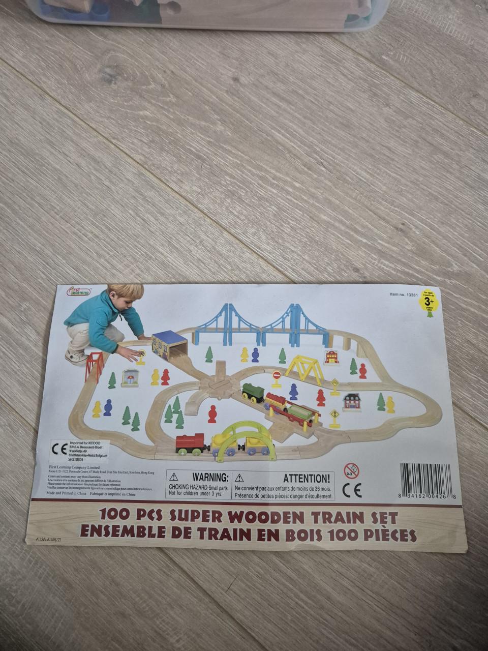 Houten treinbaan in doos