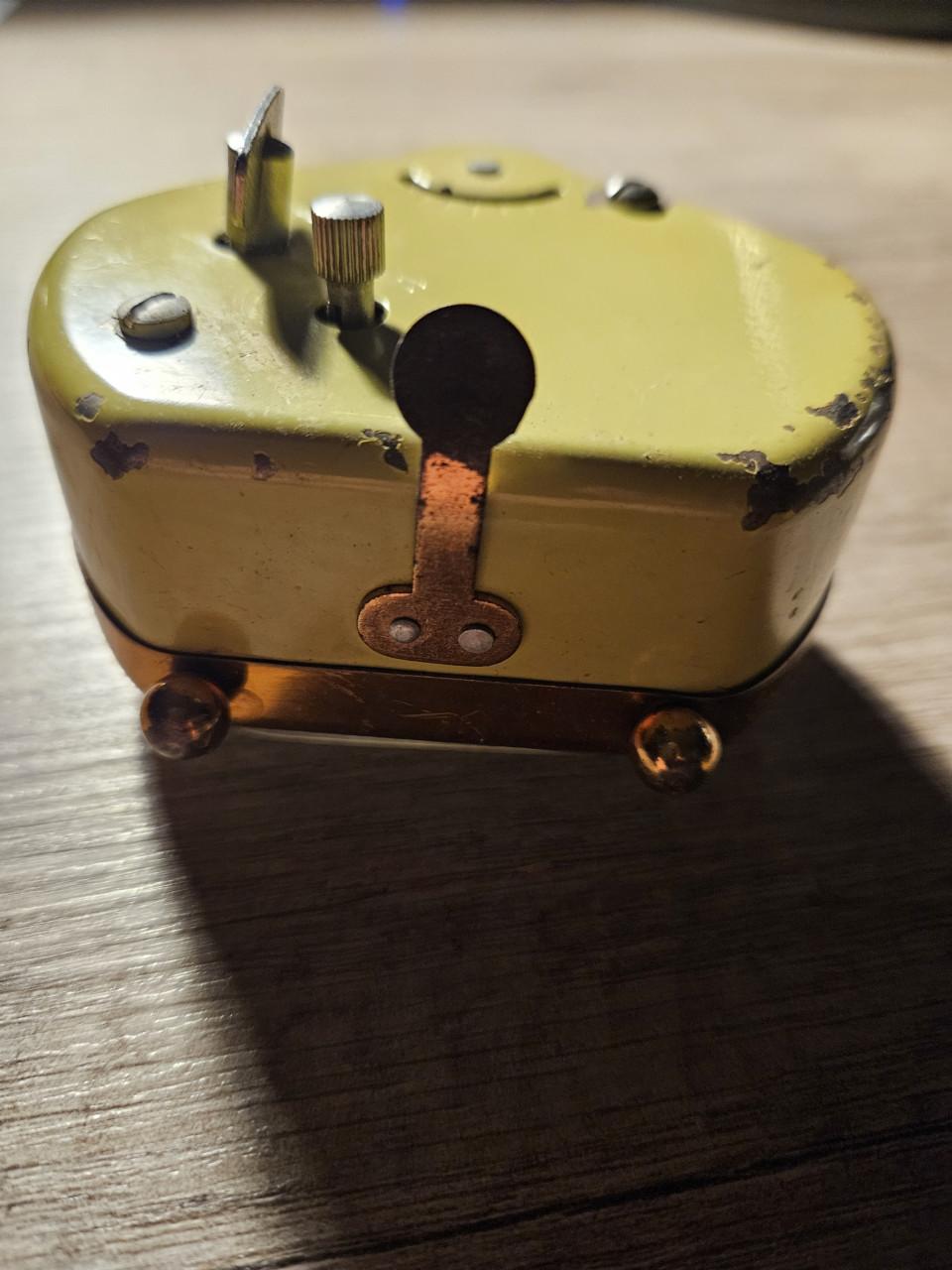 Heel leuke jaren 50/60 metalen tafelwekker (retro) in werkende staat...