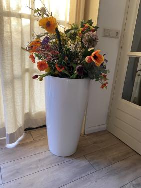 Hoge plantenbak lechuza 75 cm met bloemstuk