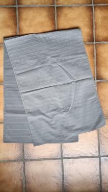 Grijze tafelloper. Lengte 133 cm. Breedte 46 cm.