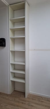 Twee witte boekenkasten