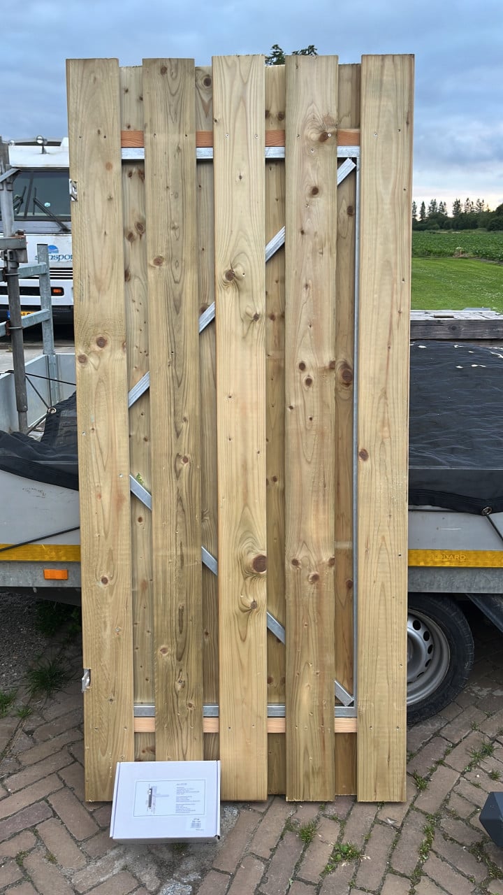 Nieuwe geïmpregneerde poort. 110x200 cm. inc hang en sluitwerk.