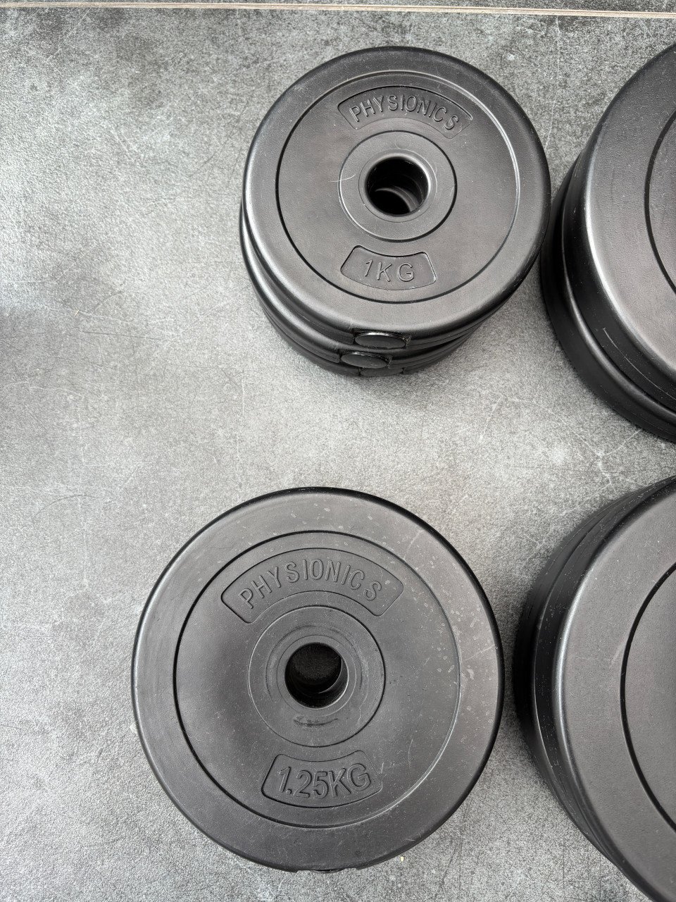 Twee dumbells met schijven