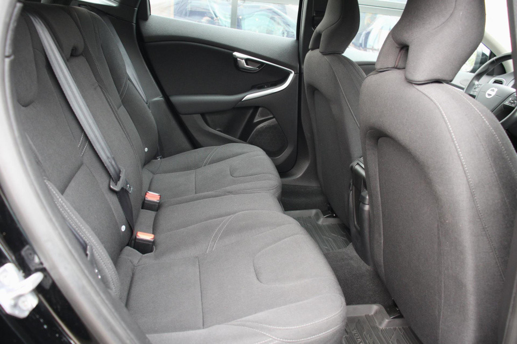Volvo V40 1.6 t2 you! inc btw - xenon - cruise - pdc - high perf audio - de