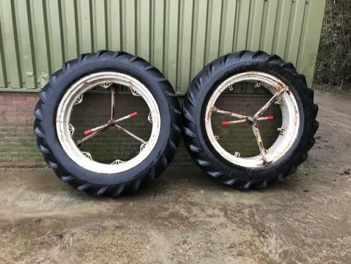 Banden te koop.