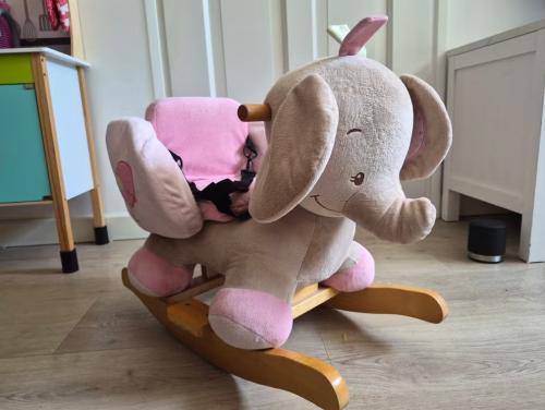 Schattige roze hobbelolifant hobbelpaard