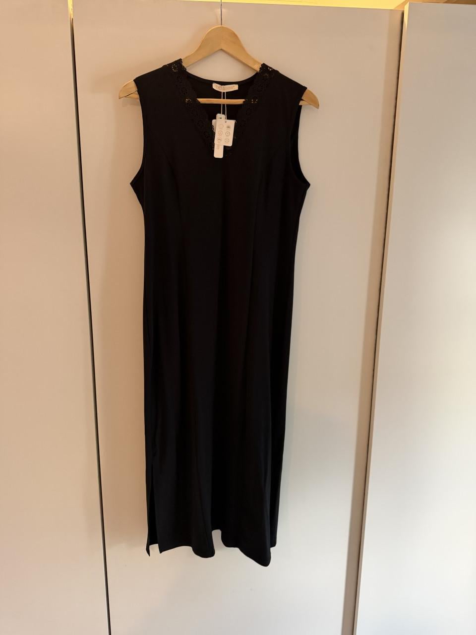 Zwarte jurk, travelstof