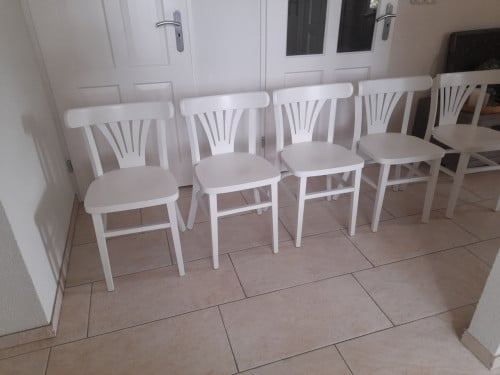5 witte houten stoelen (in goede staat )